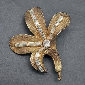TOP Signed Flower Brooch Gold Tone Flower Rhinestone Floral Vintage Costume